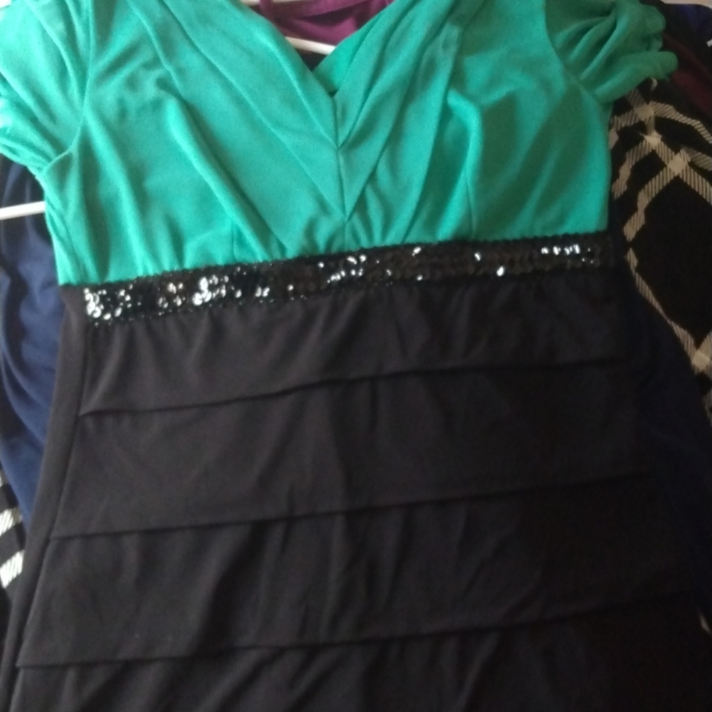 Dresses - Picture 6 of 6